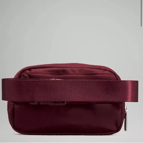 Lululemon Everywhere Belt Bag NWT - Picture 3 of 4